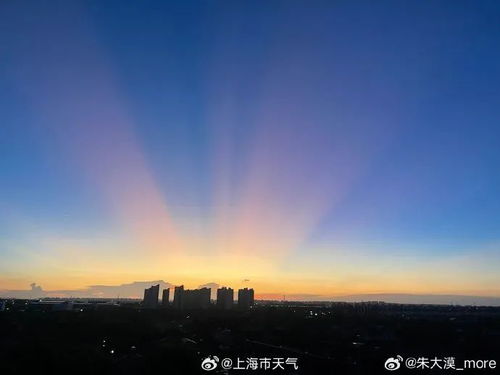 傍晚时分，她拍下了绝美红日的震撼瞬间