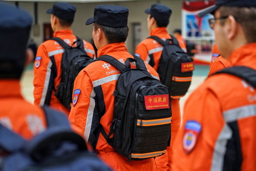 感人瞬间：中国救援队成员起飞前与儿子告别