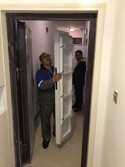 送货师傅背百斤冰箱楼上居民齐帮忙：温暖瞬间感动全网