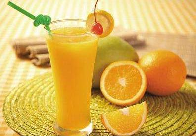 宝宝偷喝到人生第一口橙汁，那一刻的酸甜瞬间定格