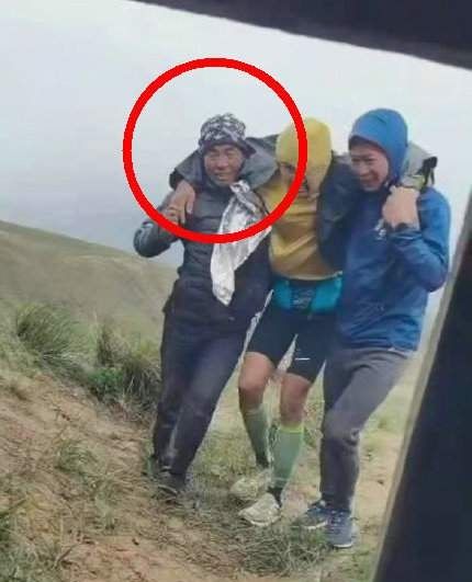 缅甸幸存者握母亲冰冷的手含泪告别：地震中的生死离别