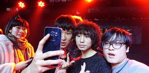 时代终于追上了庞麦郎：从滑板鞋到全国巡演的逆袭之路