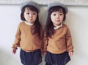 地铁上的双胞胎：可爱与异卵的奇妙组合