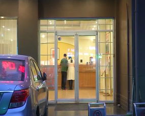 低头看手机摔成骨折，顾客向餐厅索赔6万7！真相竟是这样