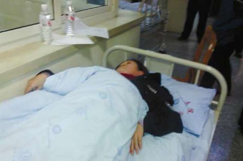 缅甸男子紧握遇难母亲的手含泪告别：地震后的深情瞬间