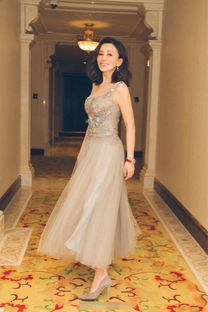 54岁王琳穿短裙婚纱走秀：岁月不败美人，优雅与自信的完美诠释