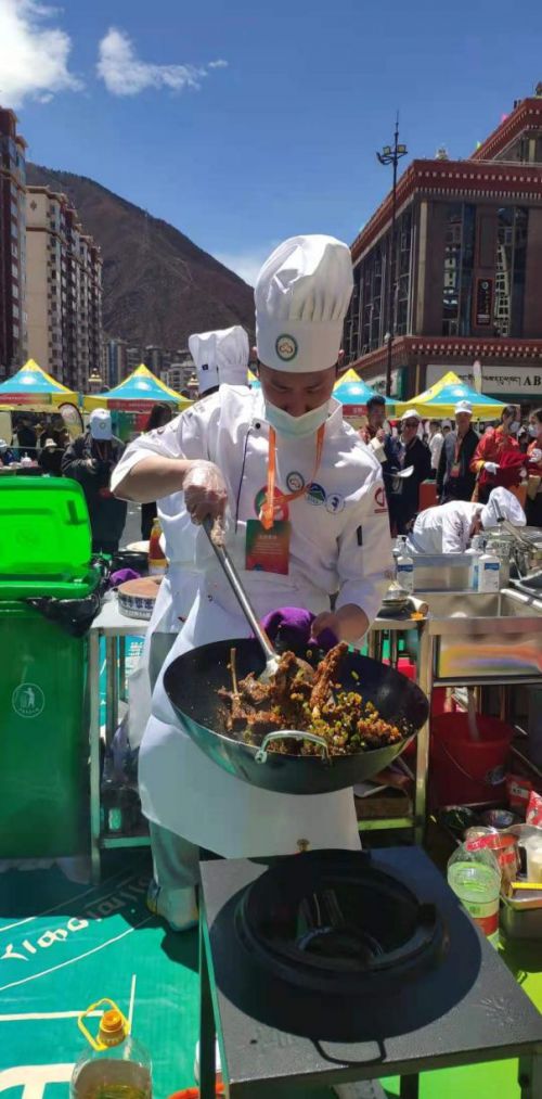 越野赛发临期食品 官方回应：背后真相令人深思