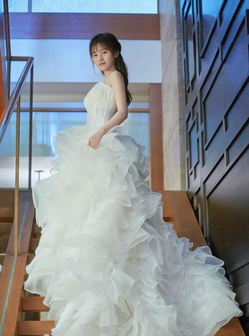 54岁王琳穿婚纱走秀引热议，网友直呼认不出是“雪姨”，本人回应