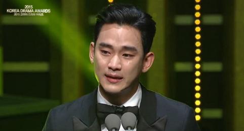 金秀贤记者会泪洒现场，演技背后的故事