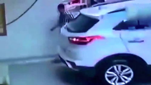 男子指挥妻子倒车 结果还是撞了：一场尴尬又无奈的事故