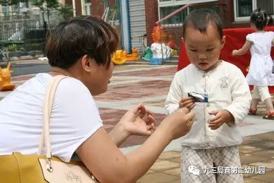 8个月婴儿被抢走还顺走奶粉，人贩子终将付出代价