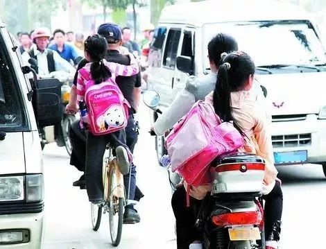 奶奶骑车带宝宝 孩子掉下车被压：危急时刻的温情救援