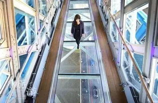 泰高空走廊被震断：男子奋力跳向对面的生死瞬间