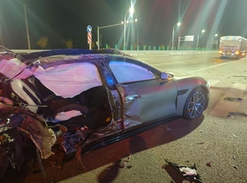 小米SU7高速碰撞爆燃事件细节：真相与反思