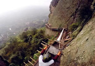 后辈们爬上悬崖峭壁为太公上香：一场震撼人心的传统仪式