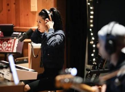 姜甲儒妈妈走出法庭时突然晕倒：背后的心酸故事