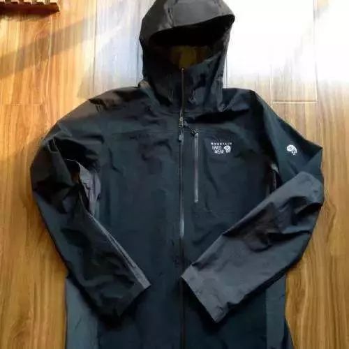 买件冲锋衣吧！山系户外情侣款的超值选择