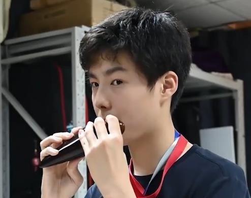 孤独症男孩因高颜值走红，妈妈发声：这不是一场秀