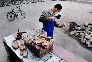 小孩在村路上扔石头砸断水管：背后的故事令人深思