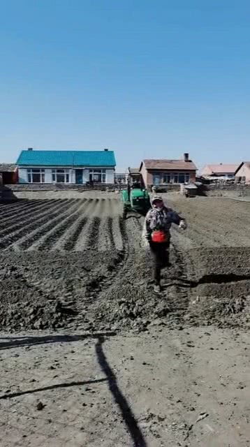 起垄后不给钱，师傅一怒之下把地轧了！背后真相让人唏嘘