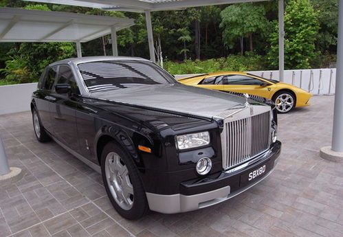 女子烧纸祭祖引发火灾：豪车被毁，代价谁来承担？