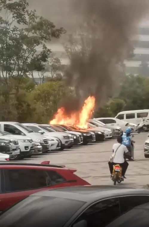 小车突发起火爆炸四分五裂：目击者讲述惊魂一刻