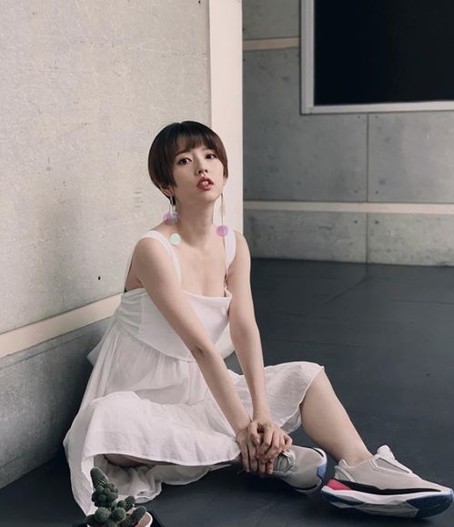 阿诺产后抑郁：明星妈妈的真实心声与社会反思