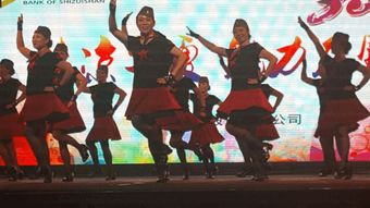 火了之后的诗集：《韵之队诗集》与《青春与爱共舞》