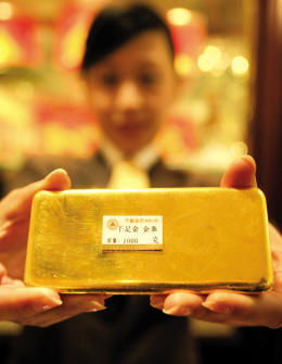 金价疯涨！金店员工直呼：黄金一天一个价，太疯狂了