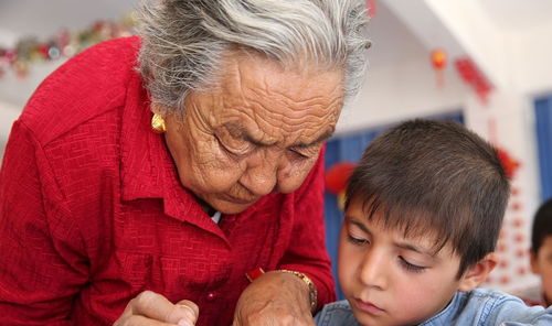 孩子似乎认识姥姥啦：从亲情到育儿的深度思考