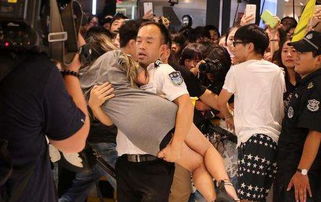 女粉丝摸保镖肌肉，甲亢哥酸了：这波操作太凡尔赛！