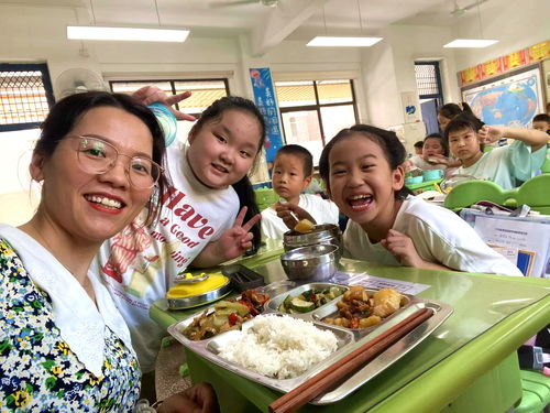 家长陪餐：孩子吃得安心，家长看得放心