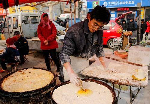加沙大饼店因面粉耗尽停业，饥饿阴影笼罩下的民生危机