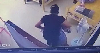 养老院护工粗暴对待老人事件引关注：谁来守护夕阳红？