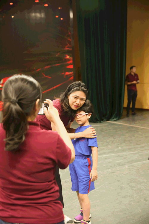 三年级王曦和的奇妙实验：摩擦生电的秘密