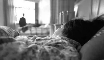 田姥姥在亡夫墓前痛哭：爱与思念的延续