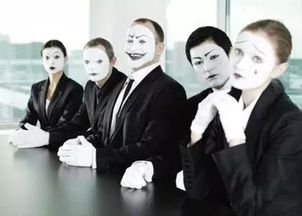 久未联系的前同事发来「兄弟，在吗？」，该如何优雅应对？