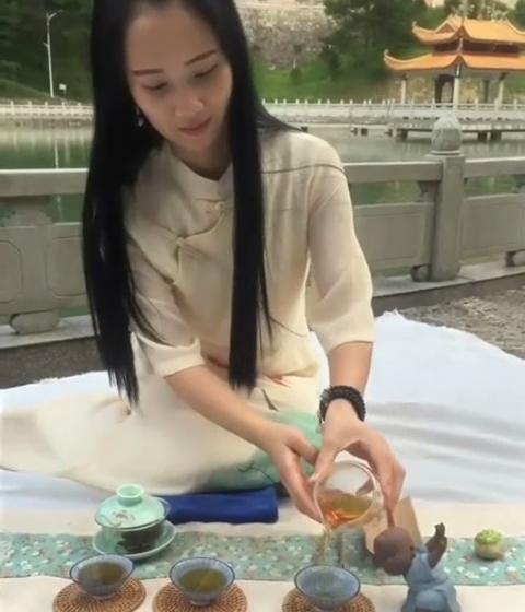 美女音乐老师与一杯好茶的故事：当艺术遇见生活