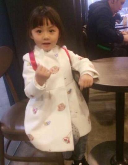 放学回家看到爷爷奶奶，女孩开心扑上：隔代亲情的温暖瞬间