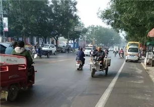 三轮车被逆行小车逼得“原地起飞”，目击者还原惊险瞬间