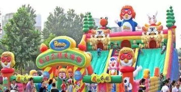 郑州游园充气堡被大风刮到马路上，目击者讲述惊魂一刻