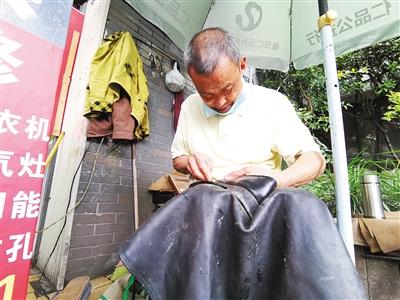 夫妻摆摊7年还清30多万债务，信用修复背后的故事