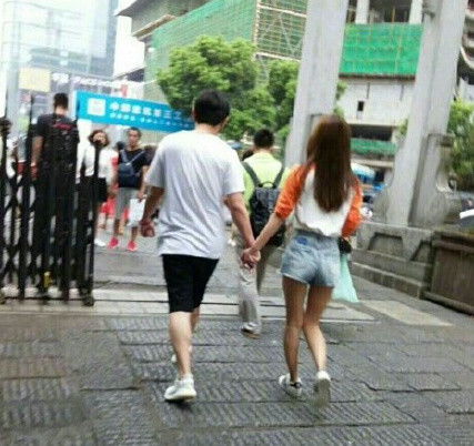 网红司机带新女友为亡妻扫墓：一段饱受争议的爱情故事