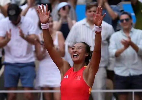 郑钦文带伤出战不敌萨巴伦卡，泥地13连胜遭终结