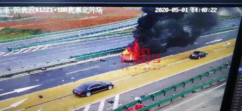 惊险瞬间！高速上小车撞护栏起火，男子肘击破窗救下司机