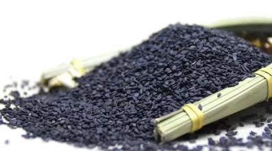 女生发现杯中吸管脏成黑芝麻糊，食品安全问题再次敲响警钟