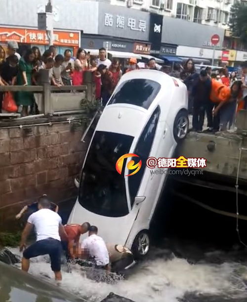 四川乐山小汽车坠河事件：生命的重量与救援的力量