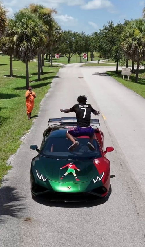 甲亢哥试坐“飞行汽车”吓出表情包：从紧张到笑谈的奇妙体验