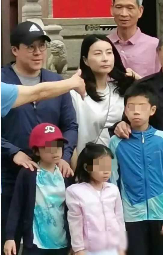 郭晶晶全家清明节爬山，背后的故事比你想象的更温暖