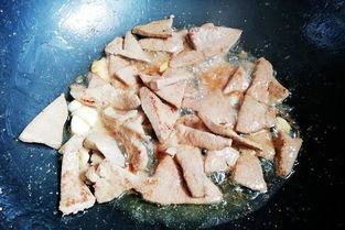 清明假期出行：5小时仅行800米，网友调侃“猪肝红”